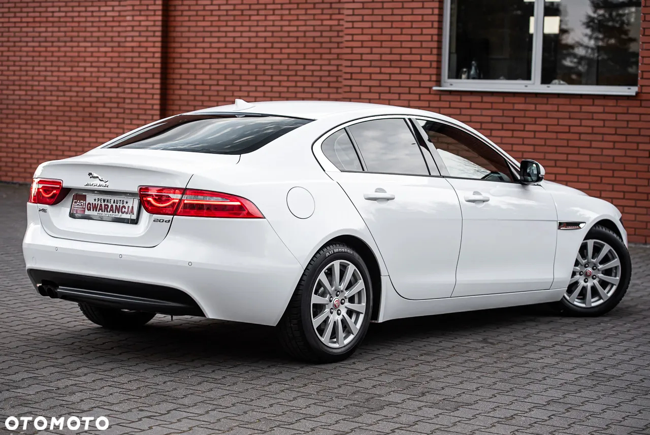 Jaguar XE 2.0 D AWD R-Sport - 4