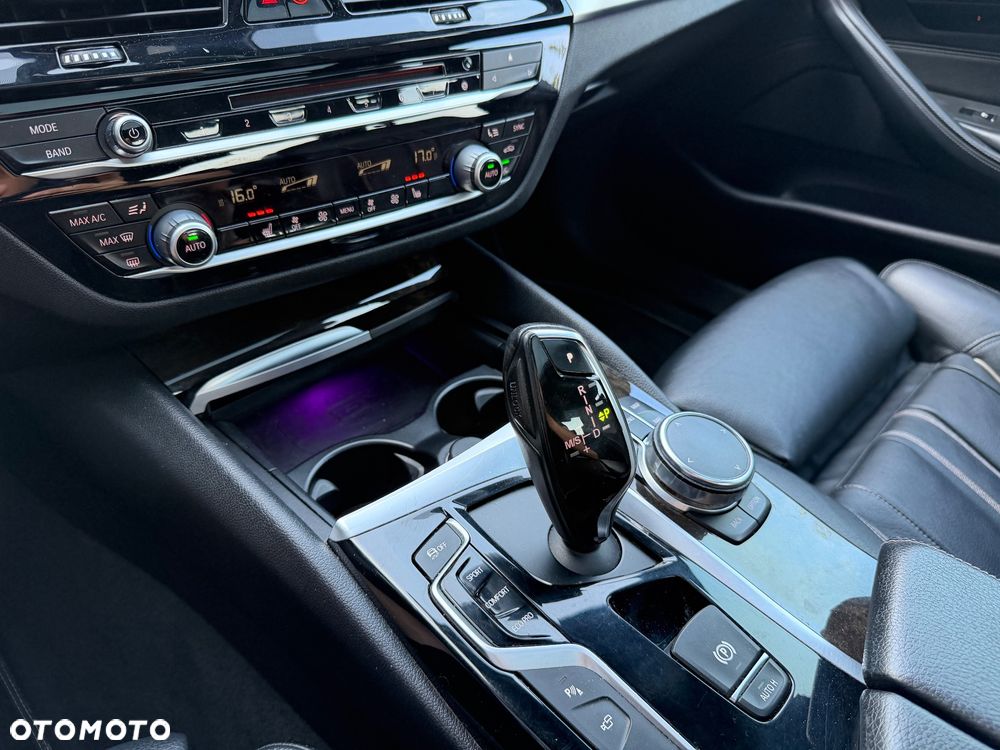 BMW Seria 5 530i xDrive Sport Line - 16