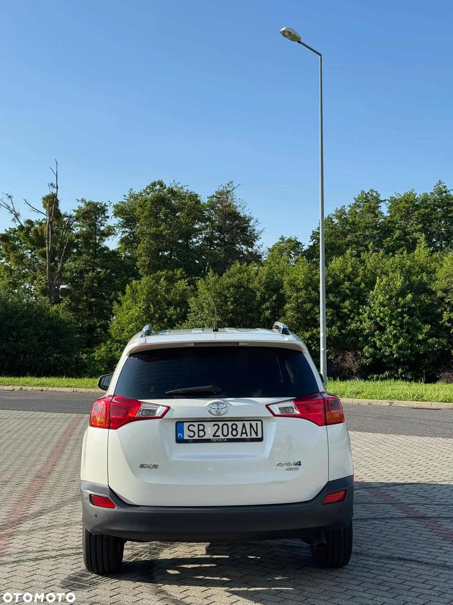 Toyota RAV4 2.5 XLE - 19
