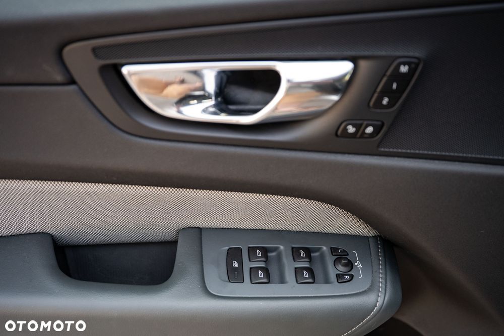 Volvo XC 60 D4 SCR R-Design - 22