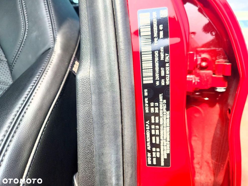 Alfa Romeo Giulia 2.0 Turbo 16V AT8-Q4 Veloce Ti - 13