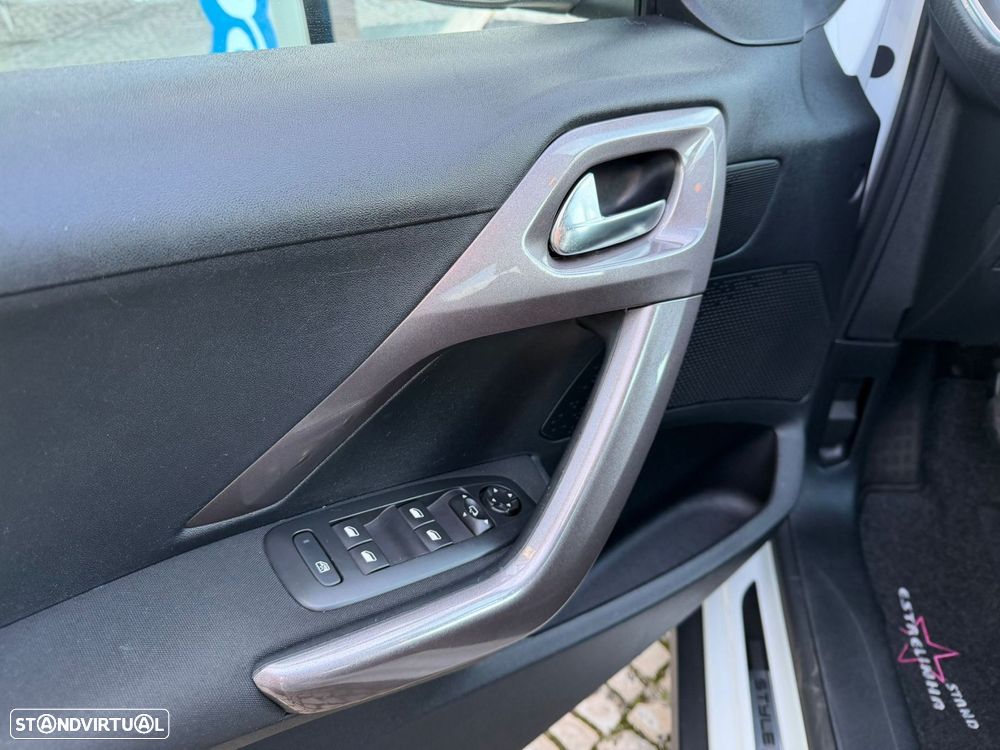 Peugeot 2008 1.2 PureTech Style - 11