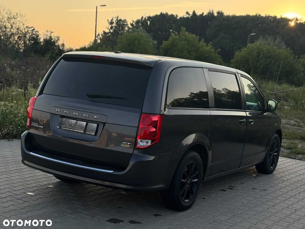 Dodge Caravan - 4