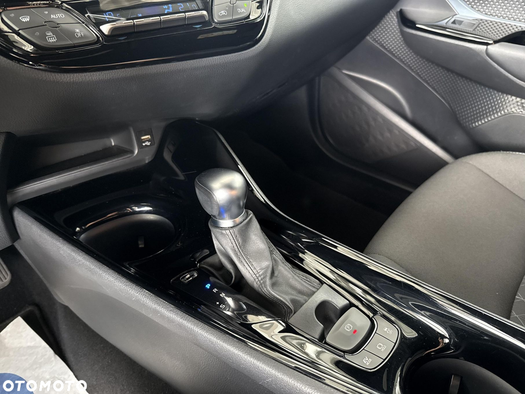 Toyota C-HR - 26