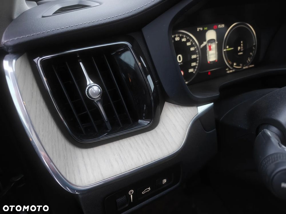 Volvo XC 60 T8 AWD Recharge Geartronic Inscription Expression - 11