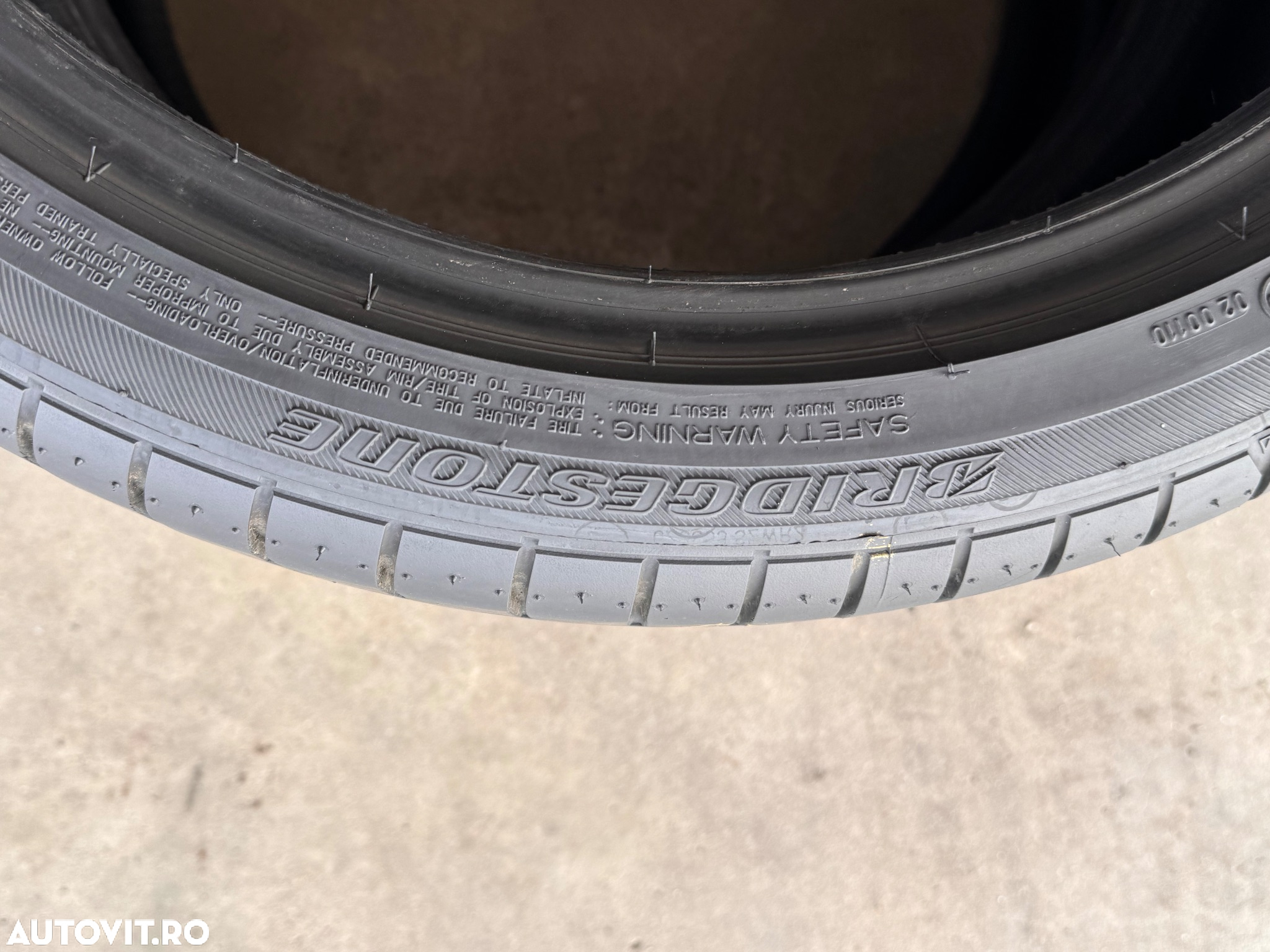 Vând 2 anvelope 235/40/19 bridgestone de vară ca noi - 6