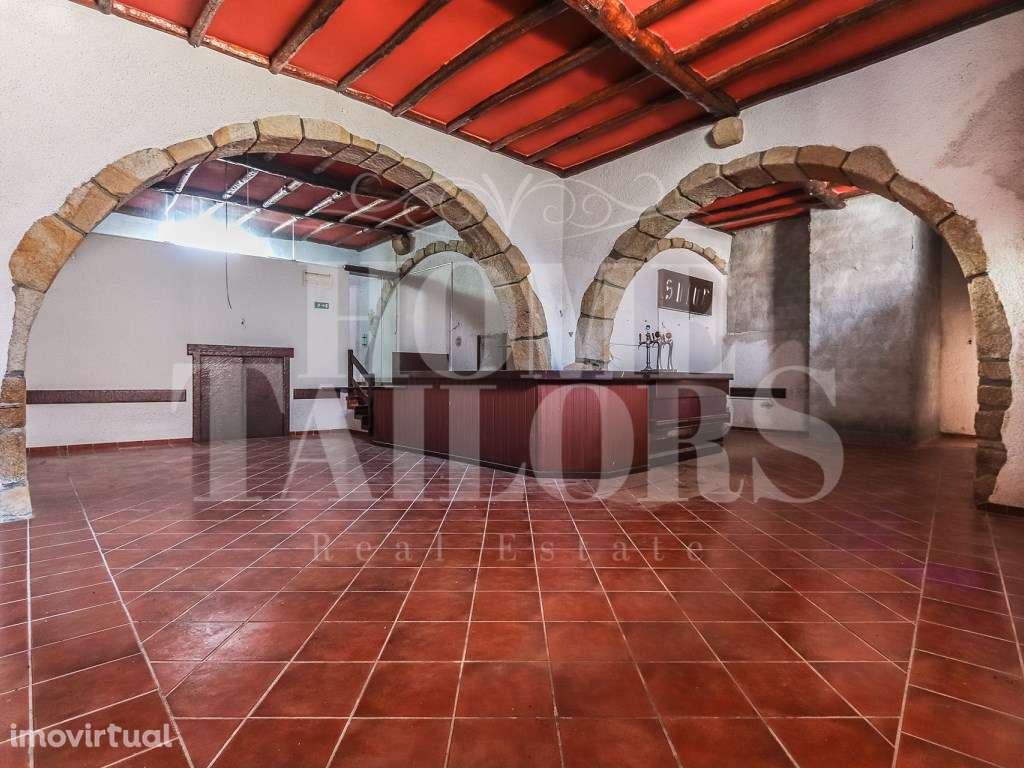 Solar situado no centro de Figueiró dos vinhos, na Praça do Município. - Grande imagem: 2/60