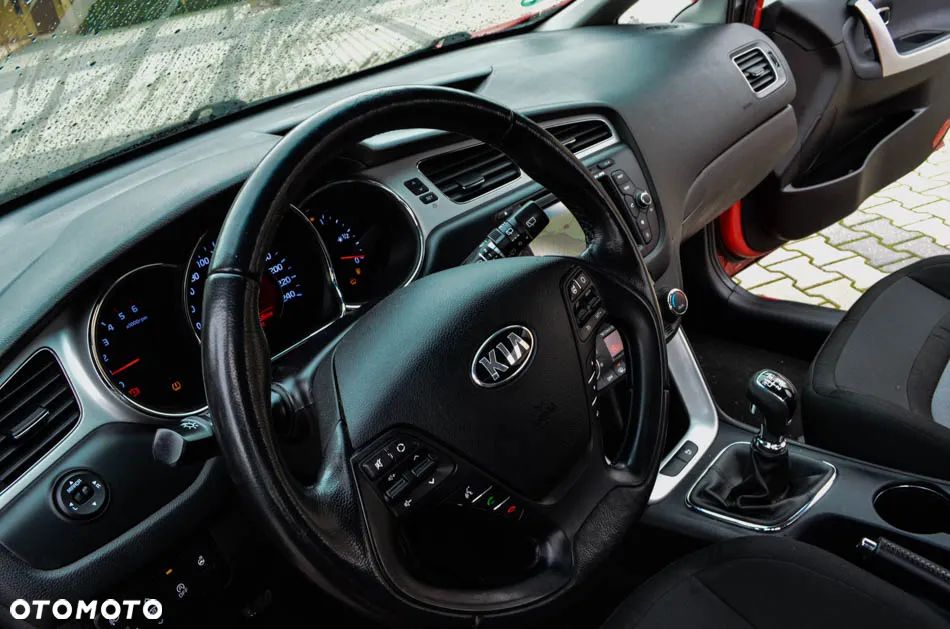 Kia Ceed 1.6 CRDi 128 Fifa World Cup Edition - 25