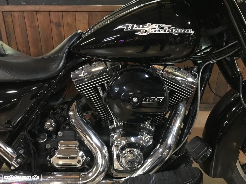 Harley-Davidson FLHXS Street Glide Special - 4