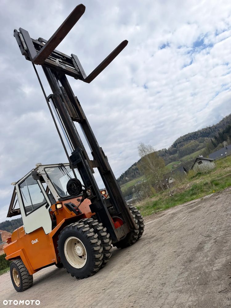 O&K V80 Wózek Widłowy Niemiecki Producent O&K. Silnik DEUTZ 90 km. Udźwig 8 ton. Gabarytowo mała maszyna z Wielkim udźwigiem. Podwójne Koła. Regulacja wideł i Karetki Hydrauliczna. Maszt TRIPLEX. niski przebieg 5790h. Maszyna Pochodzi z Norweskiej Komuny! Nie posiada luzów i wycieków Jazda Hydrostatic. Stan Perfekcyjny! DIESEL. Opony Nowe. Okazja - 38