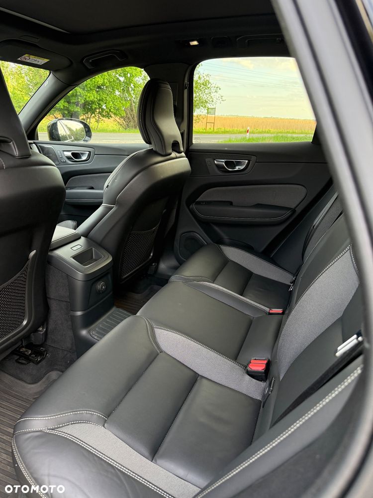 Volvo XC 60 T6 Plug-In Hybrid AWD Plus Black Edition - 5