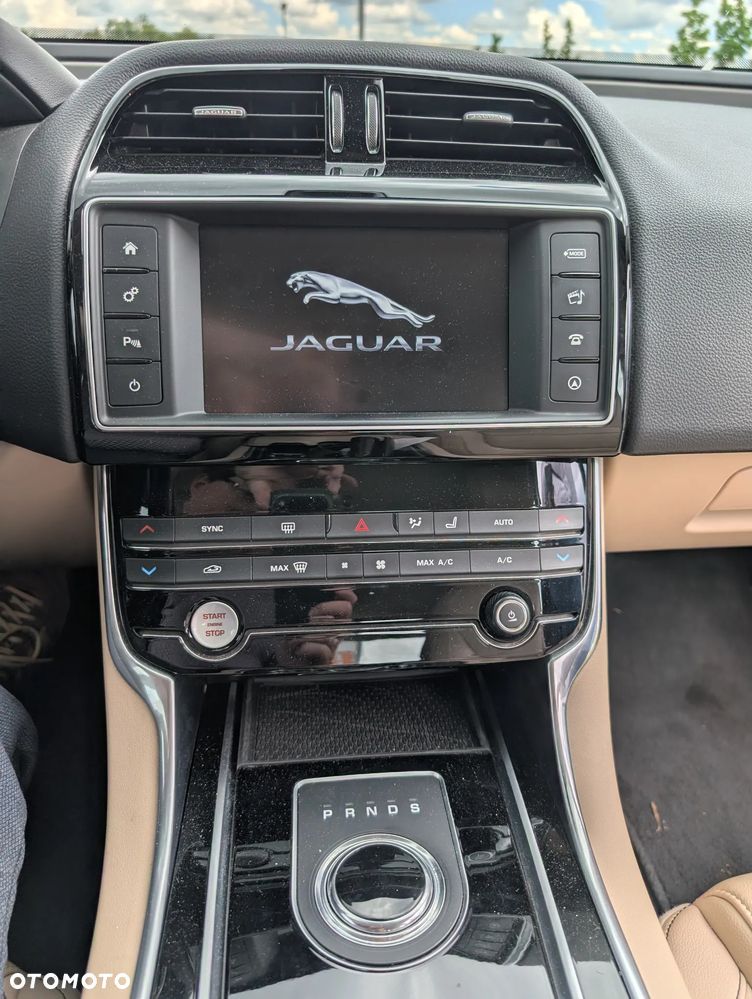 Jaguar XE 20d Prestige - 16