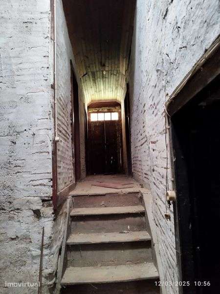 Vende se ou troca se casa na aldeia para reconstruir - Grande imagem: 2/7