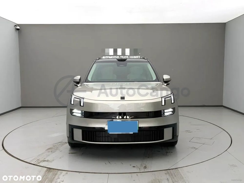 Lynk & Co 900 - 3
