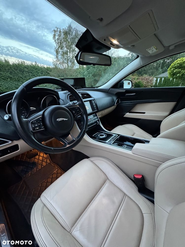 Jaguar XE - 25