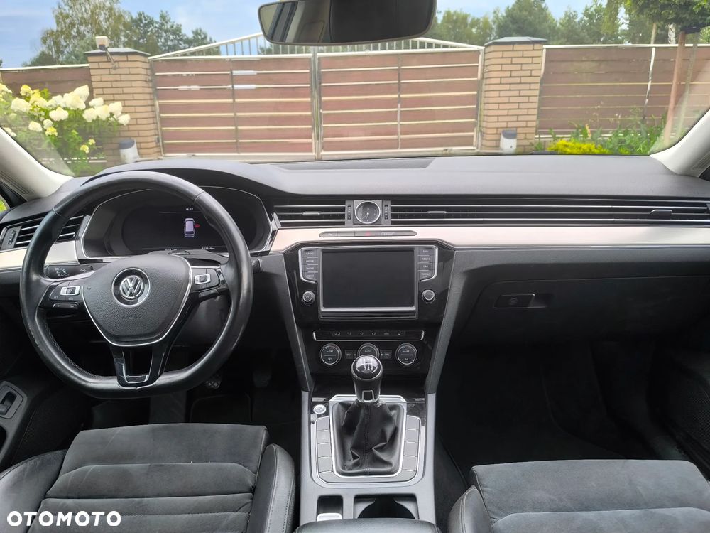 Volkswagen Passat 2.0 TDI SCR Highline - 23