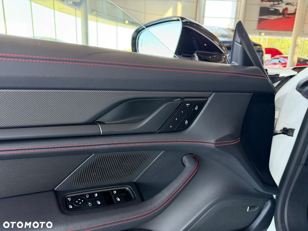 Porsche Taycan 105kWh 4S Black Edition - 27