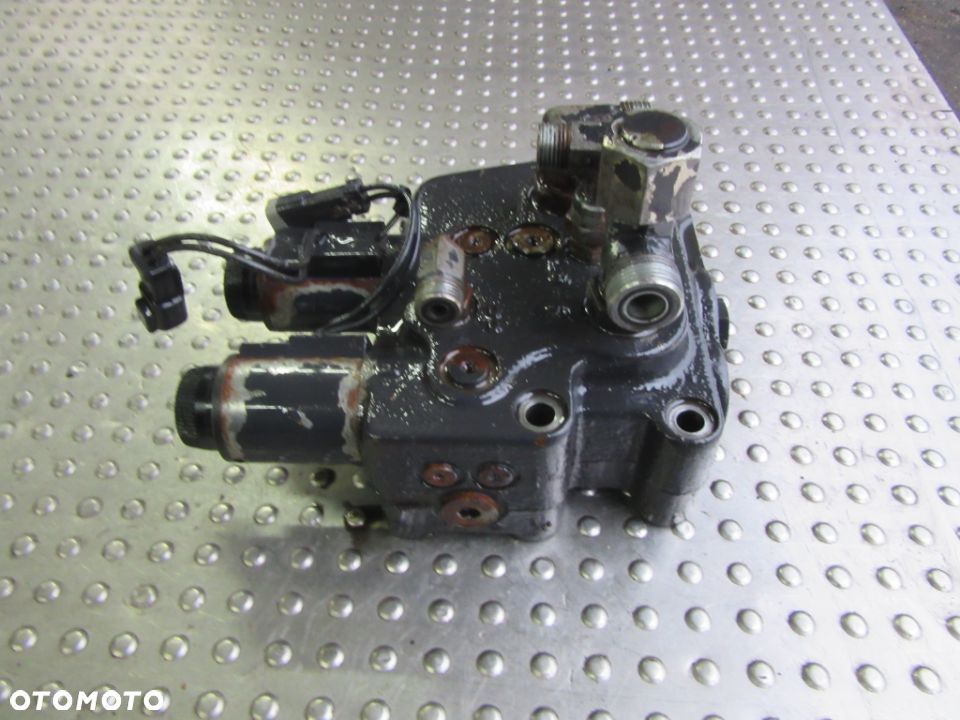 Rozdzielacz blok zaworowy cewka 284230A1 Case McCormick MTX ZTX XTX XTX185 XTX200 XTX215 - 2