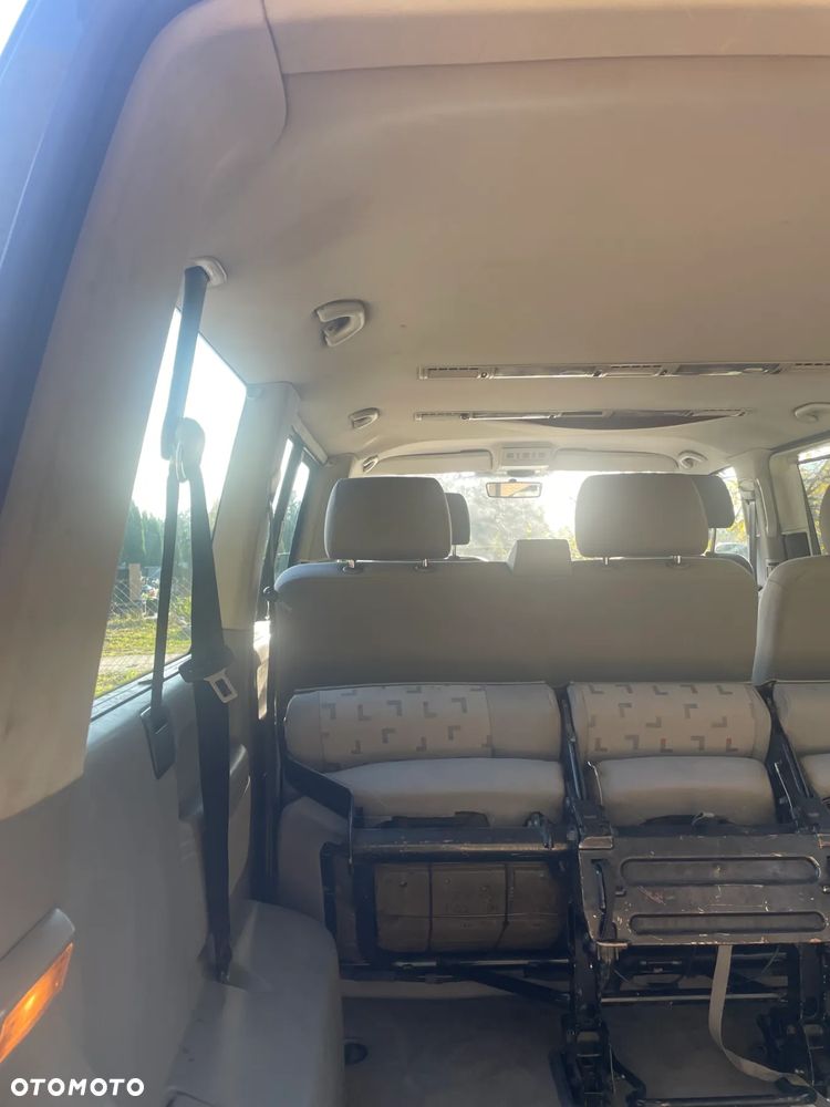 Volkswagen Caravelle - 11