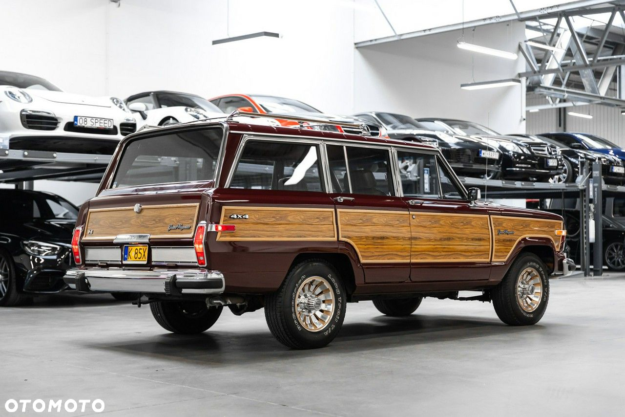Jeep Wagoneer - 11
