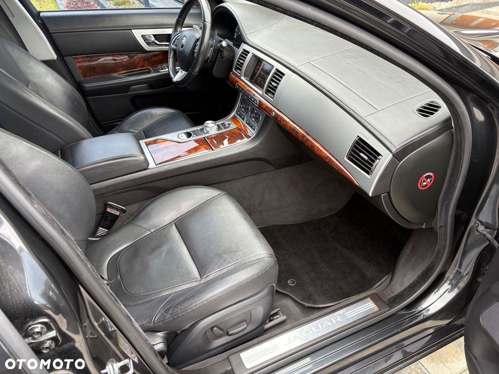 Jaguar XF 2.0 T Prestige - 13