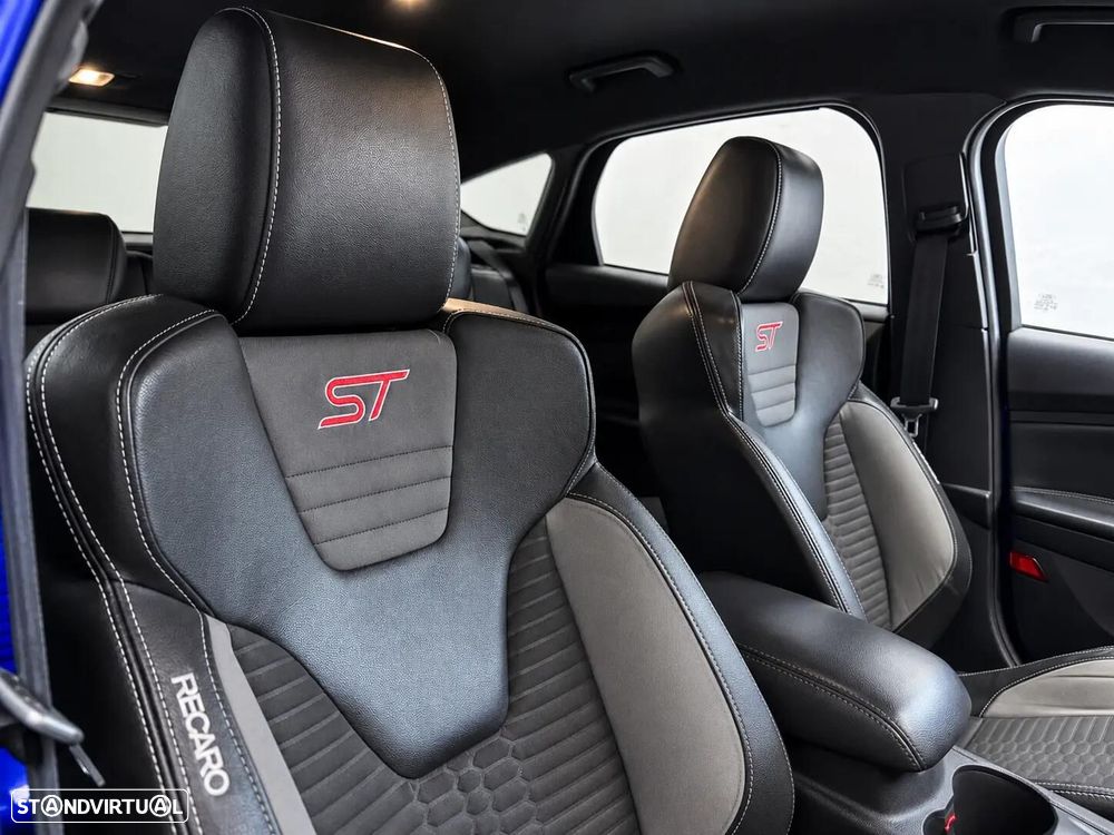 Ford Focus 2.0 EcoBoost ST c/ Pack Pele Desportiva - 20