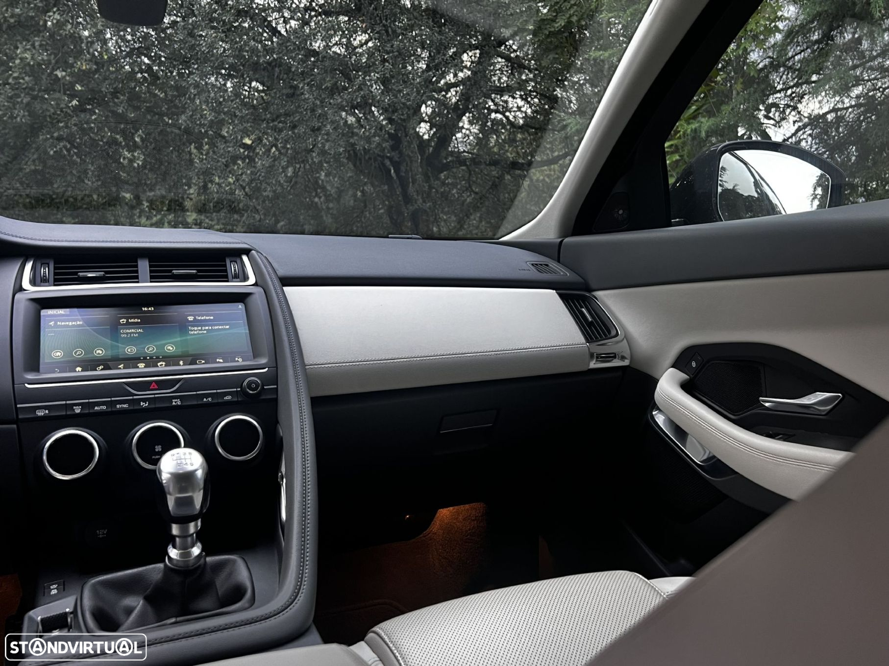 Jaguar E-Pace 2.0 i4D R-Dynamic S - 33