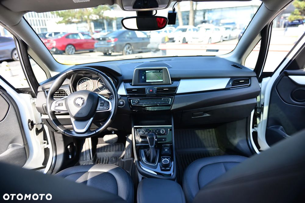 BMW Seria 2 218d - 10