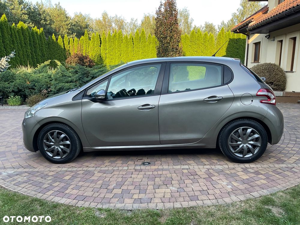 Peugeot 208 - 8