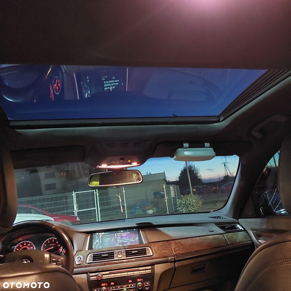 BMW Seria 7 740Li - 38
