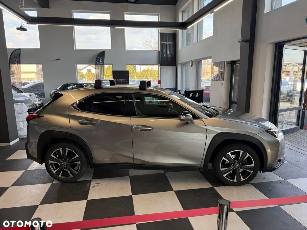 Lexus UX - 4