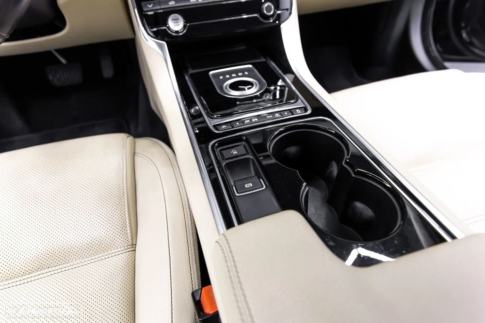 Jaguar XE 2.0 D Prestige Aut. - 36
