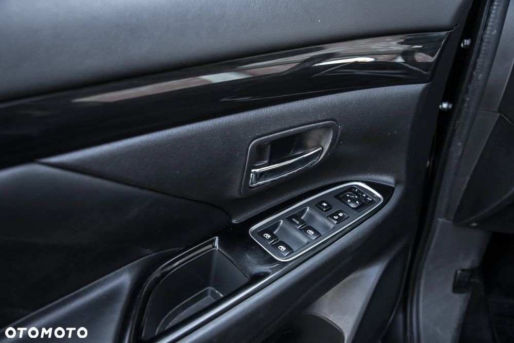 Mitsubishi Outlander Instyle NAVI + - 13