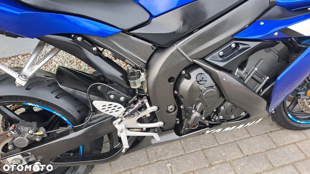 Yamaha R1 - 19