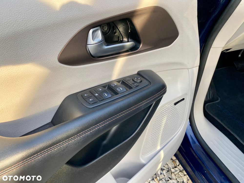 Chrysler Pacifica - 21