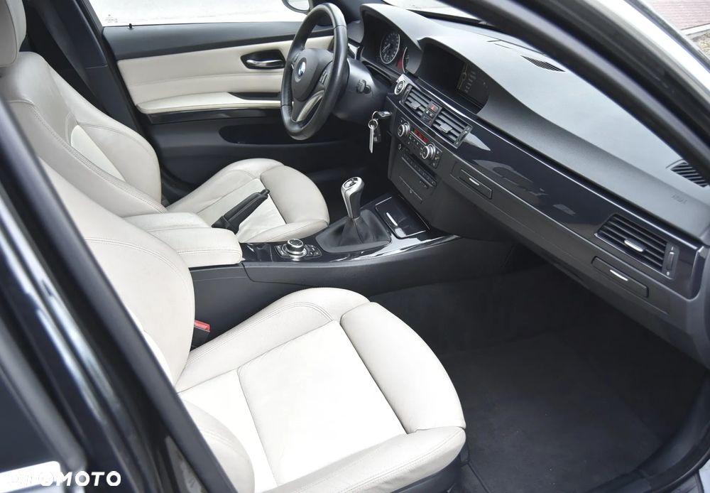 BMW Seria 3 325i xDrive Edition Exclusive - 22