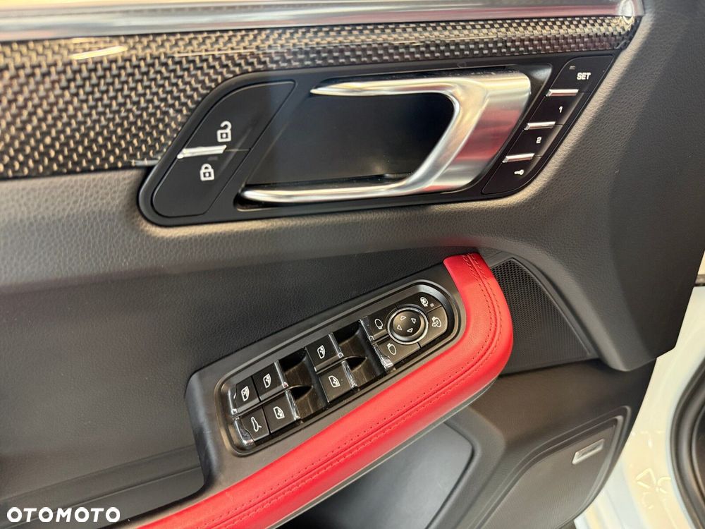 Porsche Macan - 24