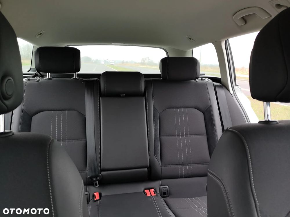 Volkswagen Passat - 11