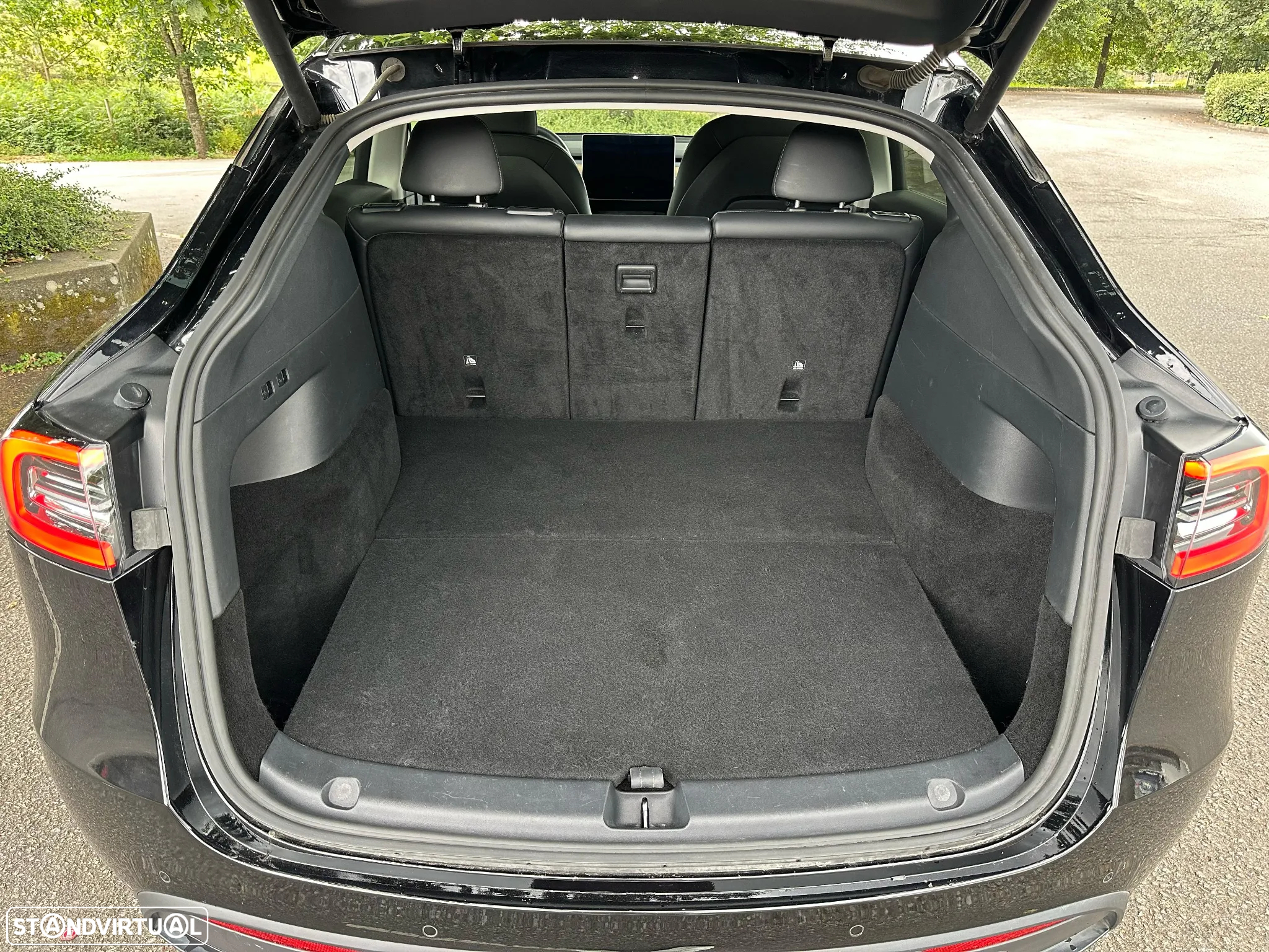 Tesla Model Y Long Range Dual Motor AWD - 36