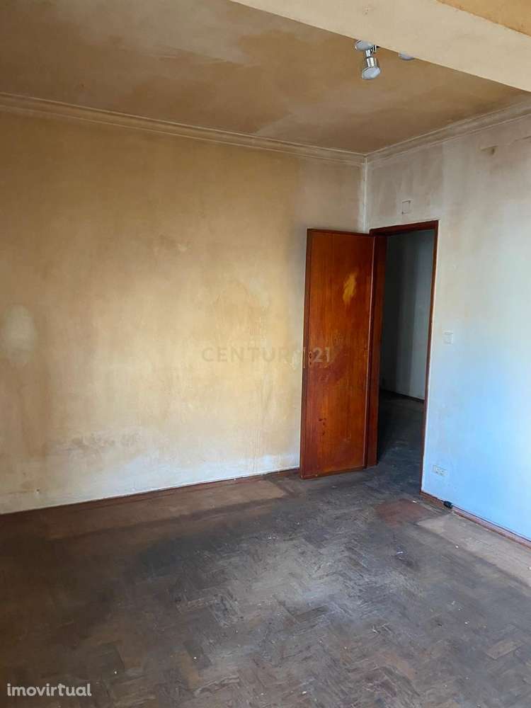 T1 com 58m2 para remodelação total - Seixal - Grande imagem: 2/8