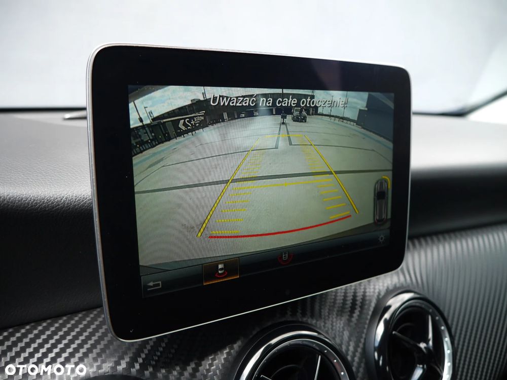 Mercedes-Benz GLA 180 7G-DCT - 22