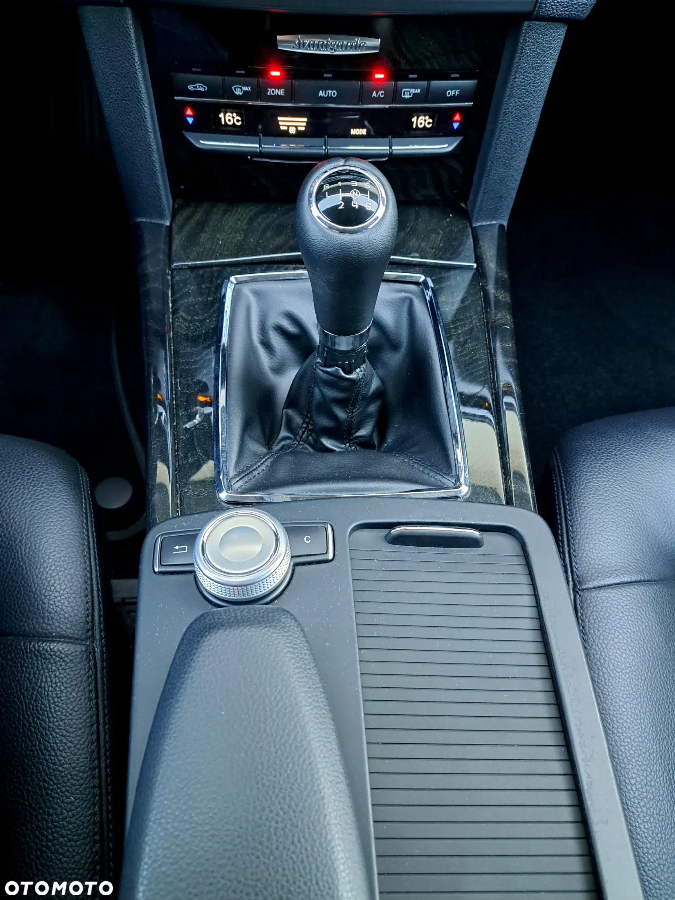 Mercedes-Benz Klasa E 200 CGI BlueEffICIENCY Avantgarde - 9