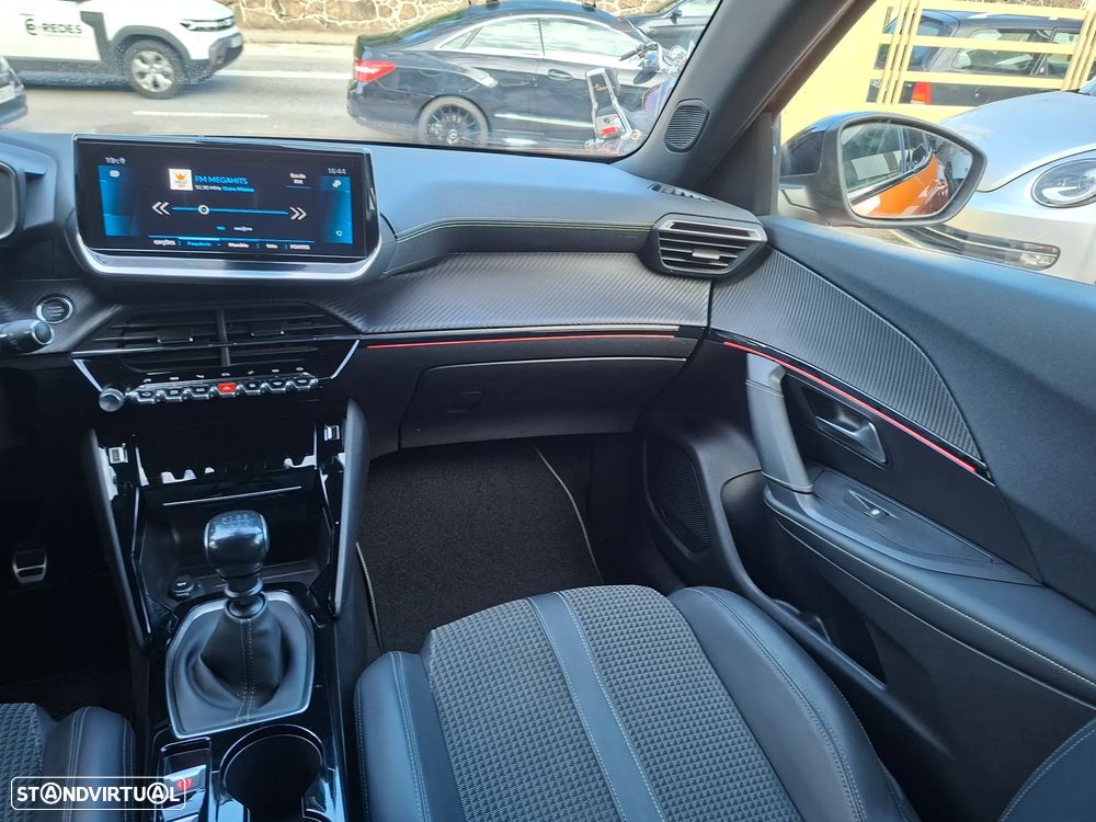 Peugeot 2008 PureTech 130 Stop&Start GT-Line Edition — fotografia 32
