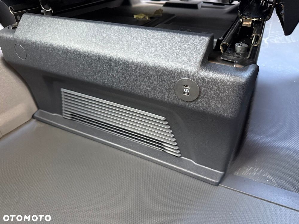 Volkswagen Caravelle - 28