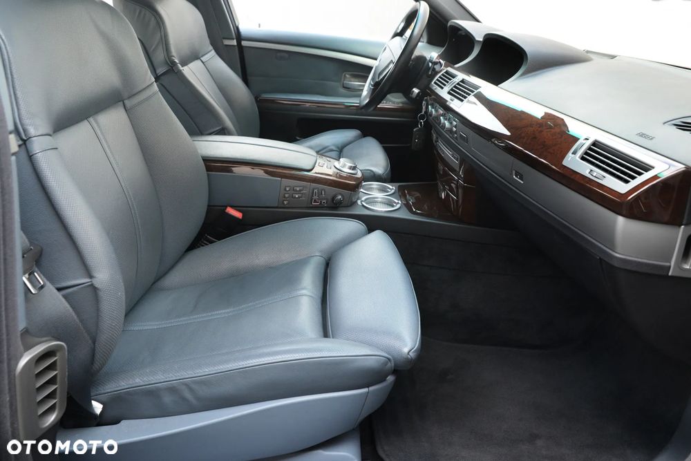 BMW Seria 7 750Li - 32