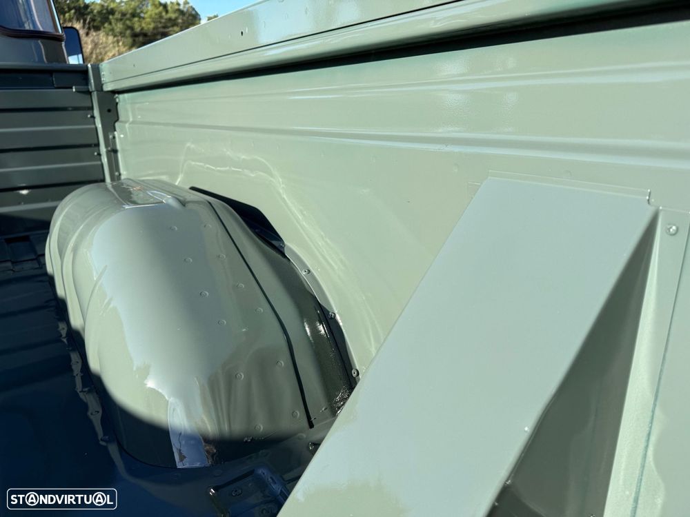 Land Rover Defender - 10