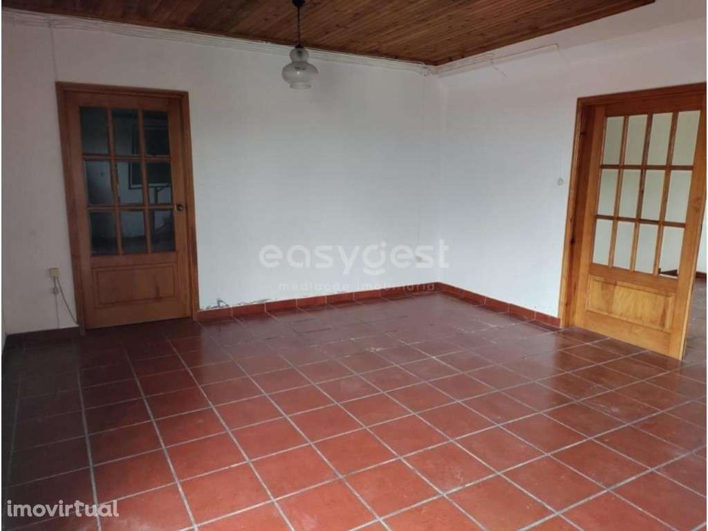 Moradia T4 isolada com amplo quintal e possibilidade de garagem - Grande imagem: 2/10