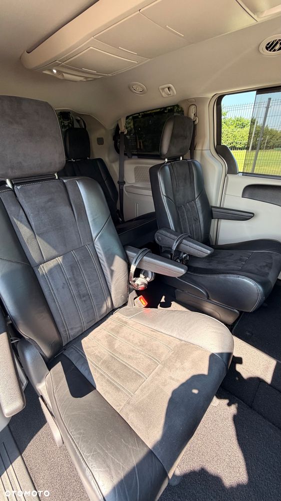 Chrysler Town & Country 3.6 Limited - 18