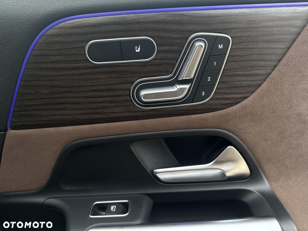 Mercedes-Benz GLA - 25