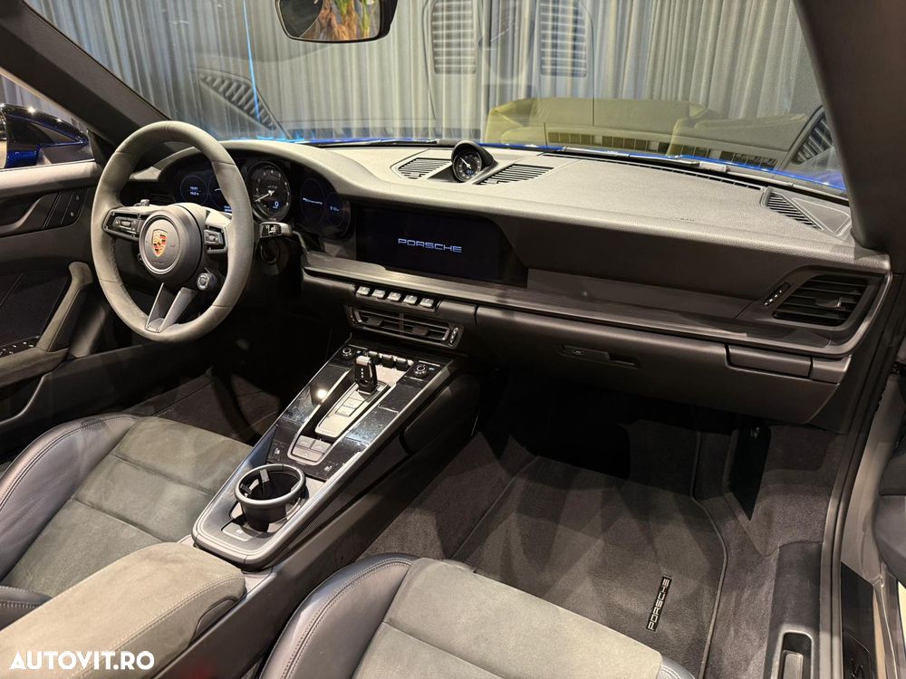 Porsche 911 Carrera 4 GTS PDK - 25